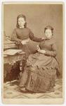 Portret van Carolina Louise Brugsma (1854-1892) en Johanna Elisa Augusta Huber (1853-1934)